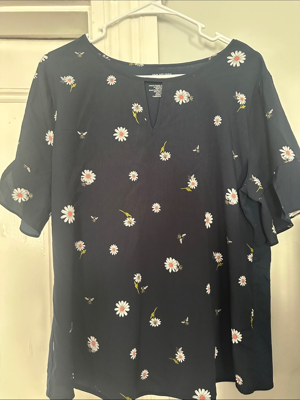 Womenโs Navy Daisy Print Short Sleeve Blouse
